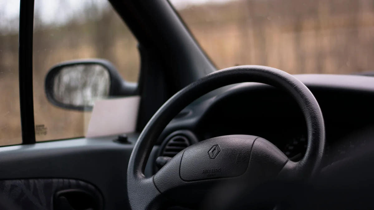 Volant Renault et tableau de bord vus depuis le siège conducteur