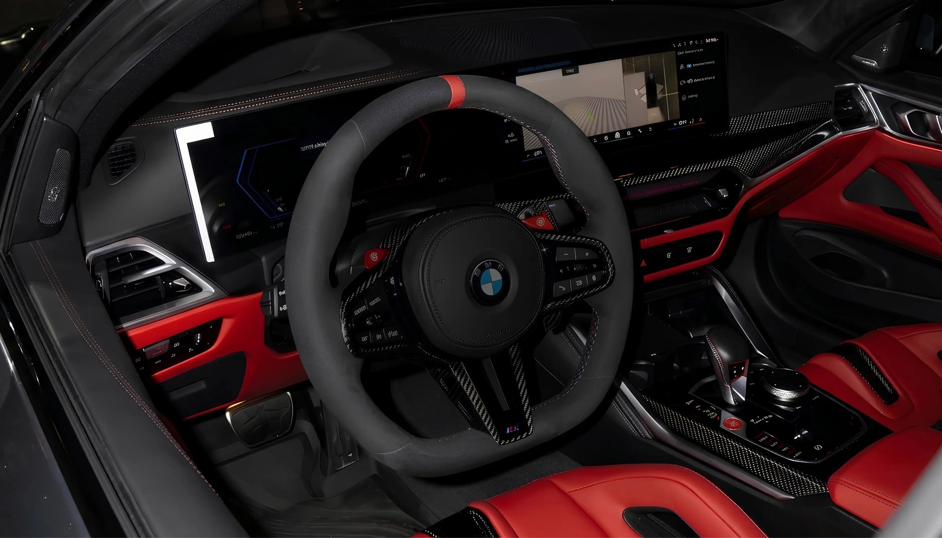 Volant personnalisé en Alcantara noir avec inserts carbone et surpiqûres rouges, intérieur BMW M