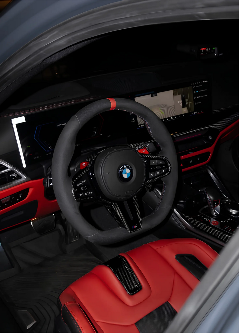 Volant personnalisé en Alcantara noir avec inserts carbone et surpiqûres rouges, intérieur BMW M