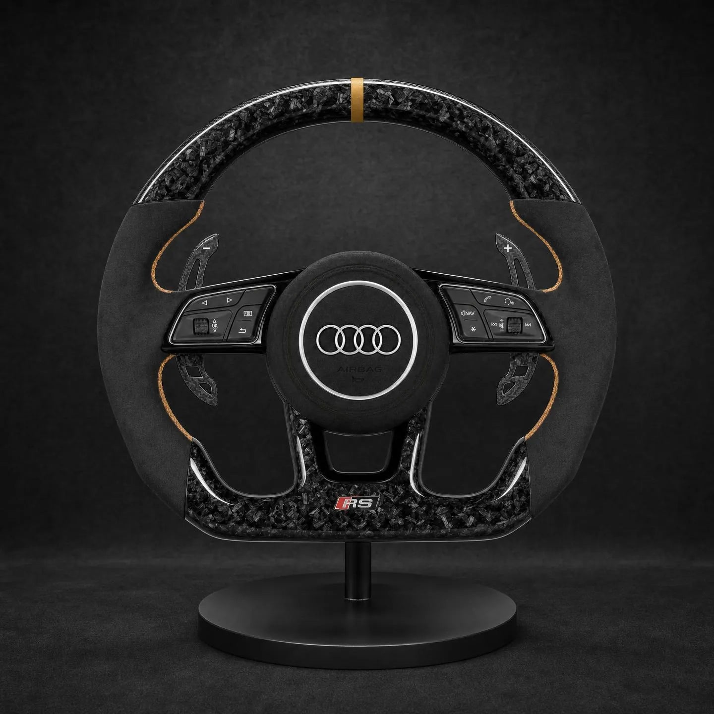 Volant personnalisé Audi alcantara gris coutures bleues et carbone 3K — vue face