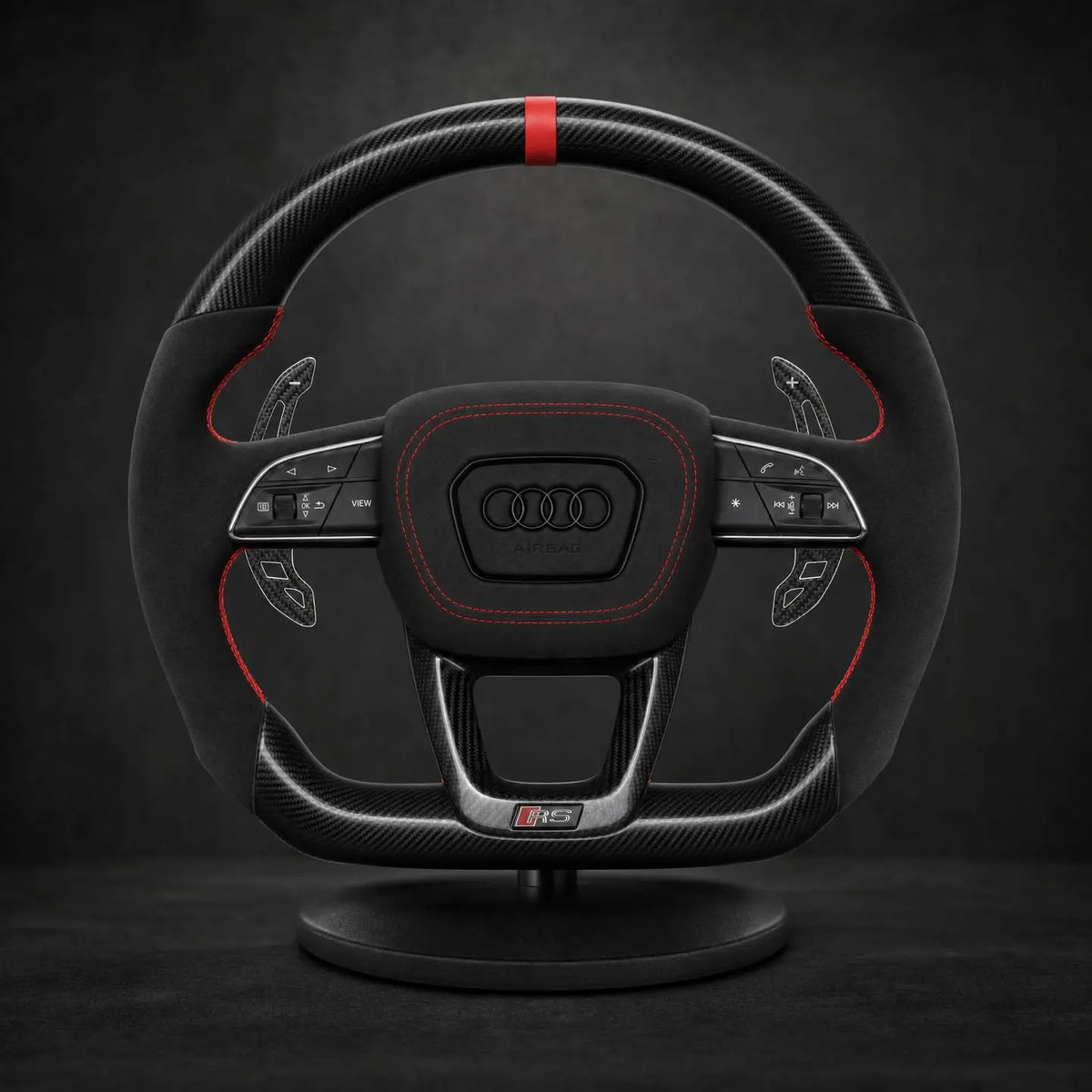Volant personnalisé Audi alcantara noir coutures rouges et carbone 3K — vue face
