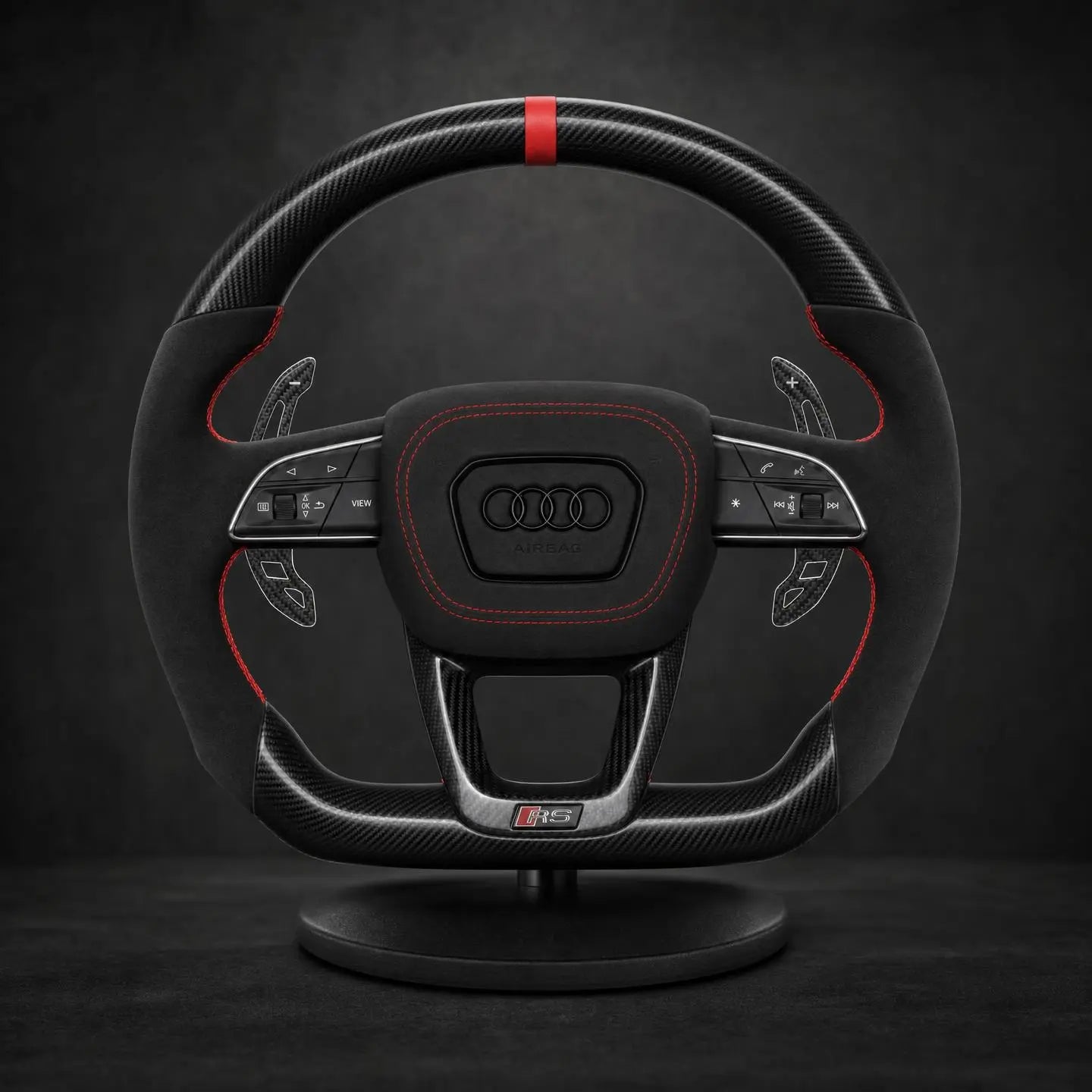 Volant personnalisé Audi alcantara noir coutures rouges et carbone 3K — vue face