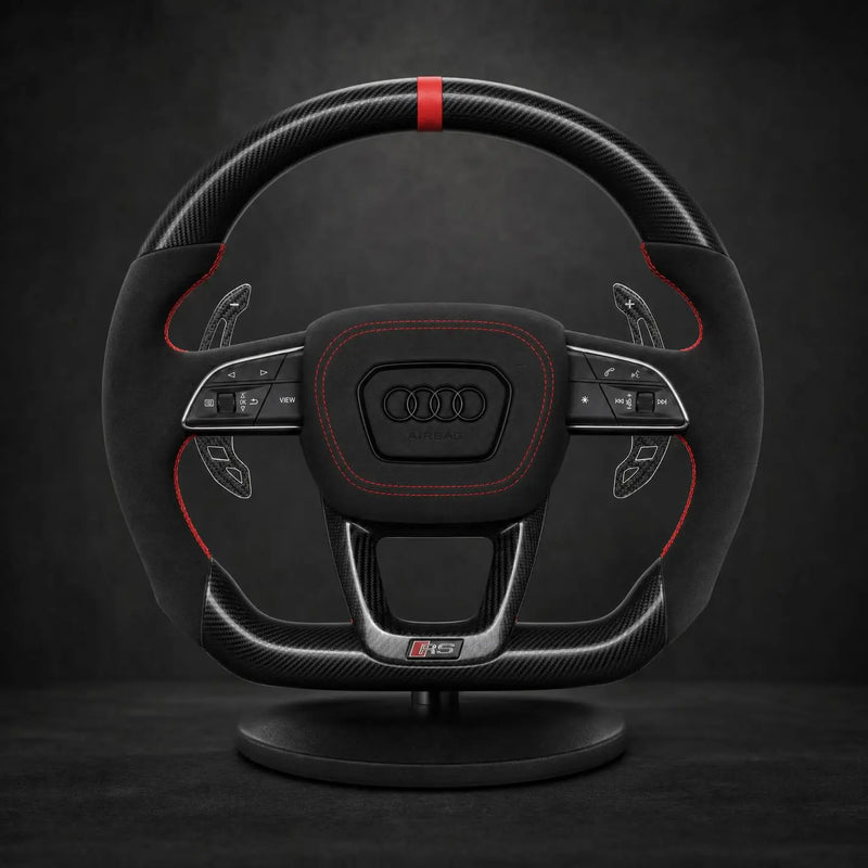 Volant personnalisé Audi alcantara noir coutures rouges et carbone 3K — vue face — volant sur mesure Apex Studio