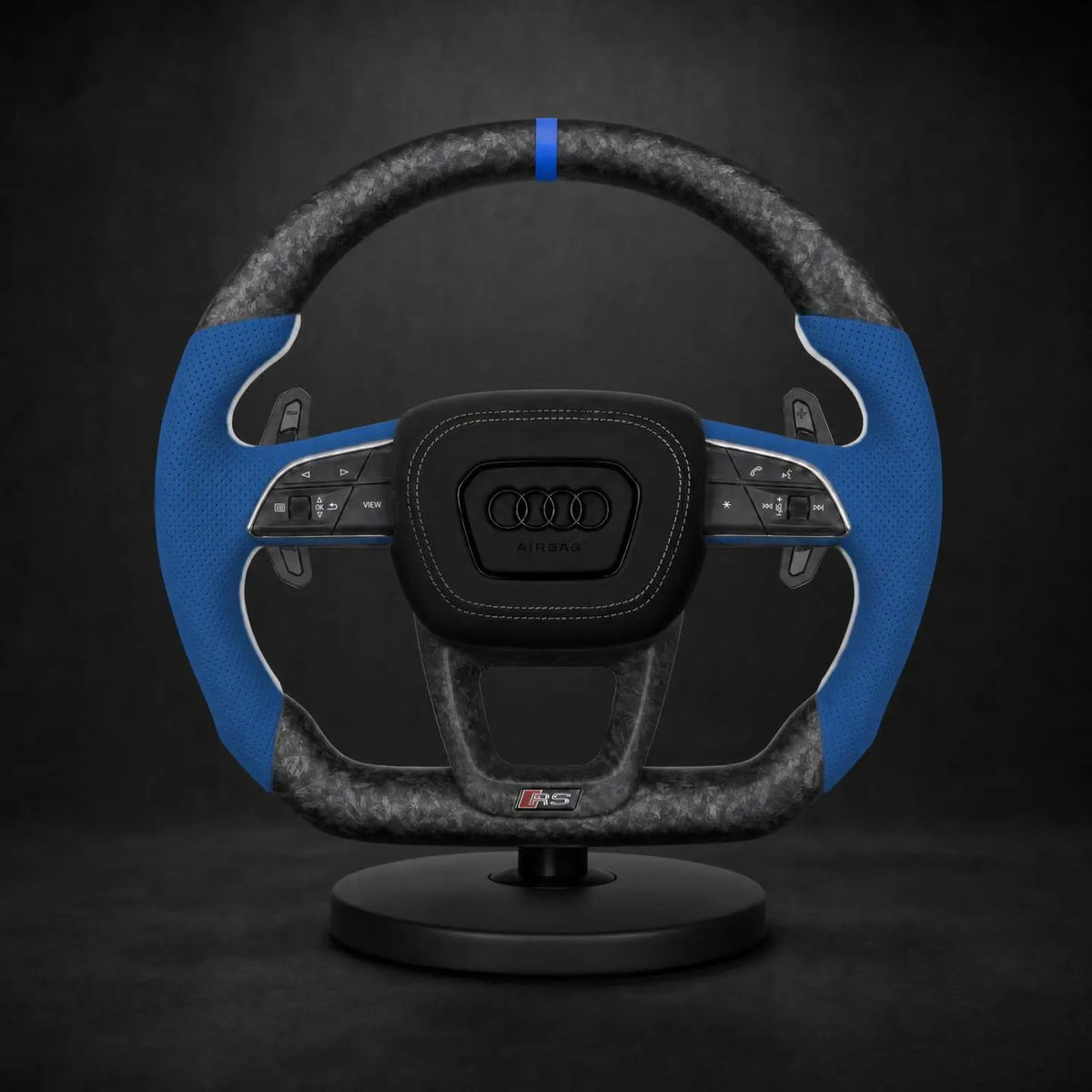 Volant personnalisé Audi cuir perforé bleu et carbone forgé — vue face