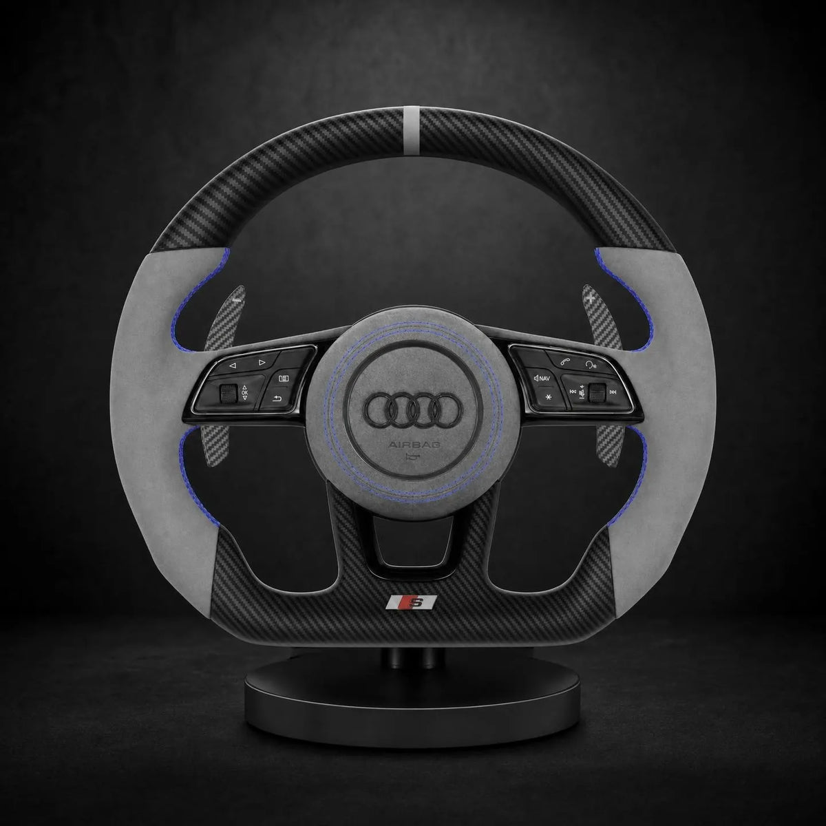 Volant personnalisé Audi RS alcantara noir coutures orange et carbone forgé — vue face