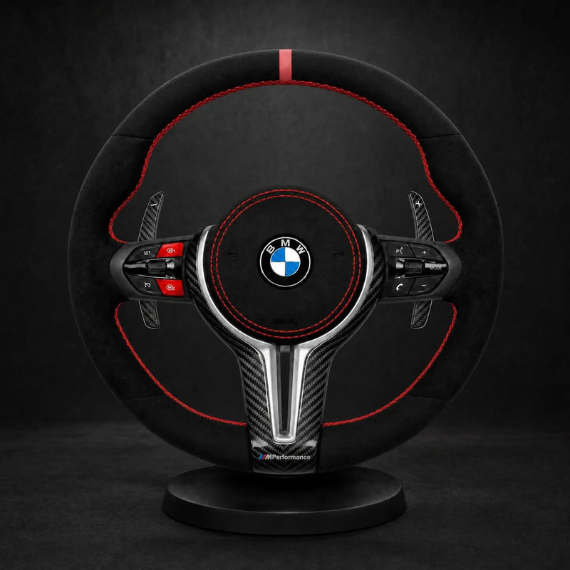 Volant personnalisé et sur mesure BMW Série F — Alcantara noir surpiqûres rouges, spoke carbone brillant — volant sur mesure Apex Studio