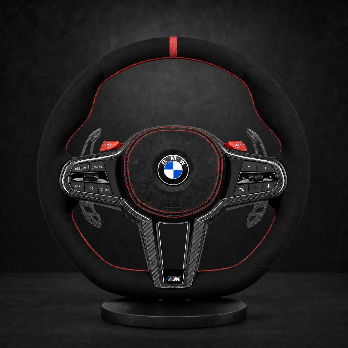 Volant personnalisé BMW Série G LCI full Alcantara noir, surpiqûres rouges et piping rouge, méplat flat bottom
