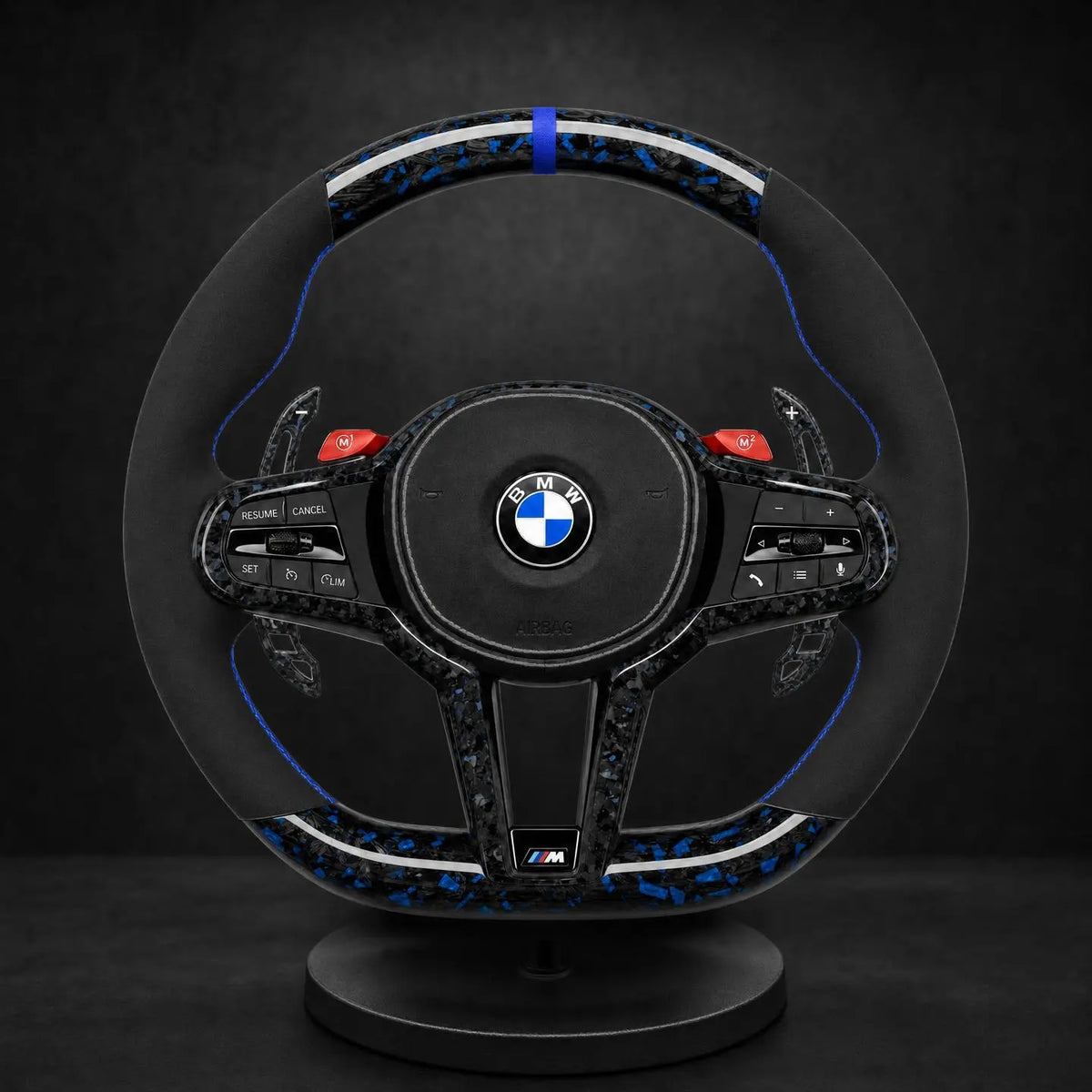 Volant personnalisé BMW Série G LCI carbone forgé inserts bleus, bande chrome, grips Alcantara noir