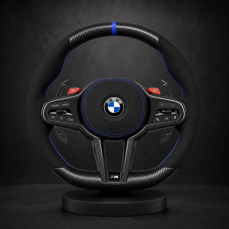 Volant personnalisé BMW Série G LCI carbone twill brillant et Alcantara noir, piping et rappel 12h bleu — volant sur mesure Apex Studio